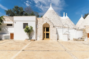 Front of property - Trulli Isabella by Wonderful Italy (Ceglie Messapica)