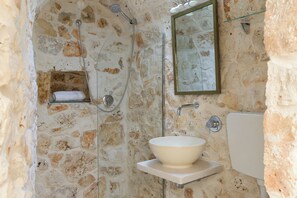 Villa, 2 Schlafzimmer, eigener Pool | Badezimmer | Dusche, Haartrockner, Handtücher, Seife