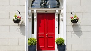 Exterior detail - Fabulous 6-bed Victorian Period House, Sleeps 12 (Londonderry)