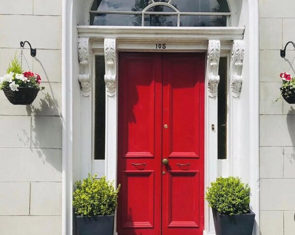 Exterior detail - Fabulous 6 Bedroom Victorian Period House (Londonderry)