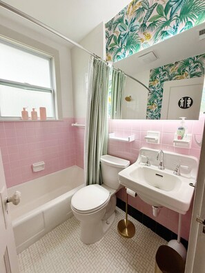 Towels, soap, toilet paper - NEW LISTING / Charming 2-bedroom cottage in wonderful St. Augustine w/ WiFi, AC (St. Augustine)