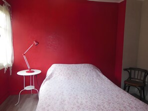 3 عدّة غرف نوم ومكواة/لوح كي وواي فاي وملاءات أسرّة