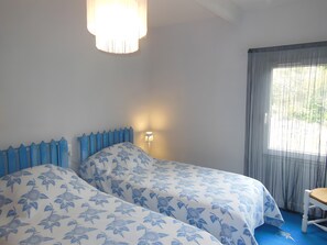 3 bedrooms, iron/ironing board, WiFi, bed sheets