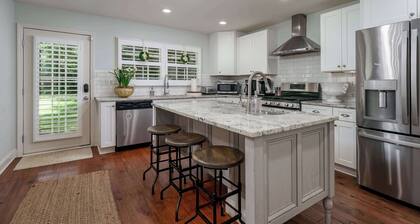 Colonial on 15th - Walk to Campus- 3BR 3BA- 5 TVs