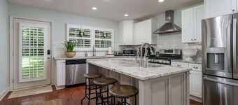 Colonial on 15th - Walk to Campus- 3BR 3BA- 5 TVs