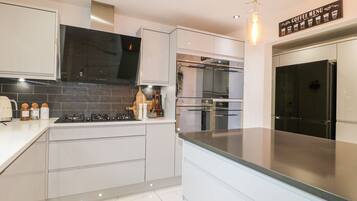 Dishwasher, cookware/dishes/utensils