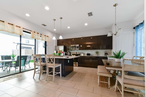 Een koelkast, een microgolfoven, een oven, een kookplaat