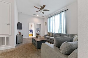 Een televisie en een kantoor