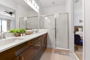 Douche, sĂšche-cheveux, serviettes fournies, shampoing