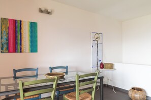 Casa, 3 dormitoris, vistes al mar | Sala d'estar | Televisor de 30 polzades amb canals per satèl·lit