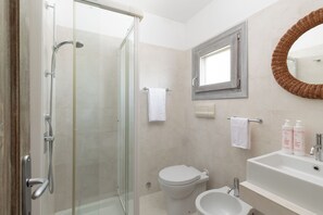 Ferienhaus, 3 Schlafzimmer, Meerblick | Badezimmer | Haartrockner, Handtücher, Seife, Shampoo