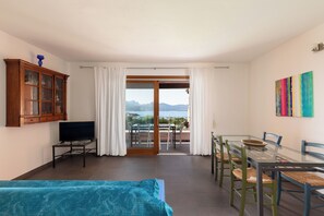 Ferienhaus, 3 Schlafzimmer, Meerblick | Wohnbereich | 30-Zoll-Fernseher mit Satellitenempfang