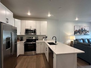 Mikrowelle, Ofen, Geschirrspüler, Wasserkocher mit Kaffee-/Teezubehör