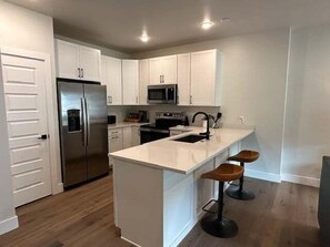 Mikrobølgeovn, ovn, oppvaskmaskin og kaffetrakter/tekoker