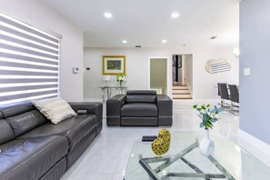 Smart TV, stereo - ‼️Stylish 3BR Home • BBQ  • Near Top Attractions (Miami Gardens)