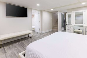 3 bedrooms, iron/ironing board, WiFi, bed sheets