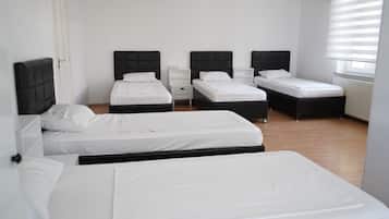 Habitación cuádruple, vistas al jardín | Tabla de planchar con plancha y wifi gratis