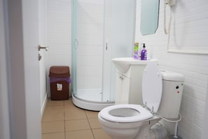 Kamer, 1 twee- of 2 eenpersoonsbedden, uitzicht op tuin | Badkamer | Een haardroger, handdoeken, zeep, shampoo