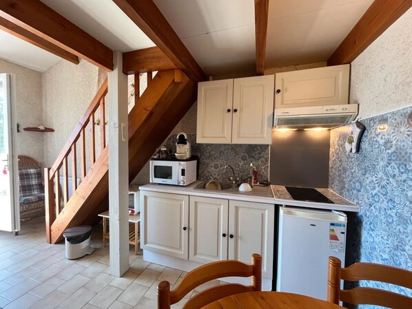 Fridge, stovetop, coffee/tea maker, electric kettle