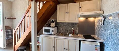 Réfrigérateur, plaque de cuisson, cafetiÚre/bouilloire