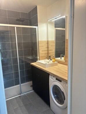 Douche, serviettes fournies, papier toilette