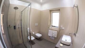 Dusche, Haartrockner, Bidet, Handtücher