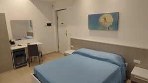 Une chambre à coucher moderne avec un lit, un bureau et une chaise.