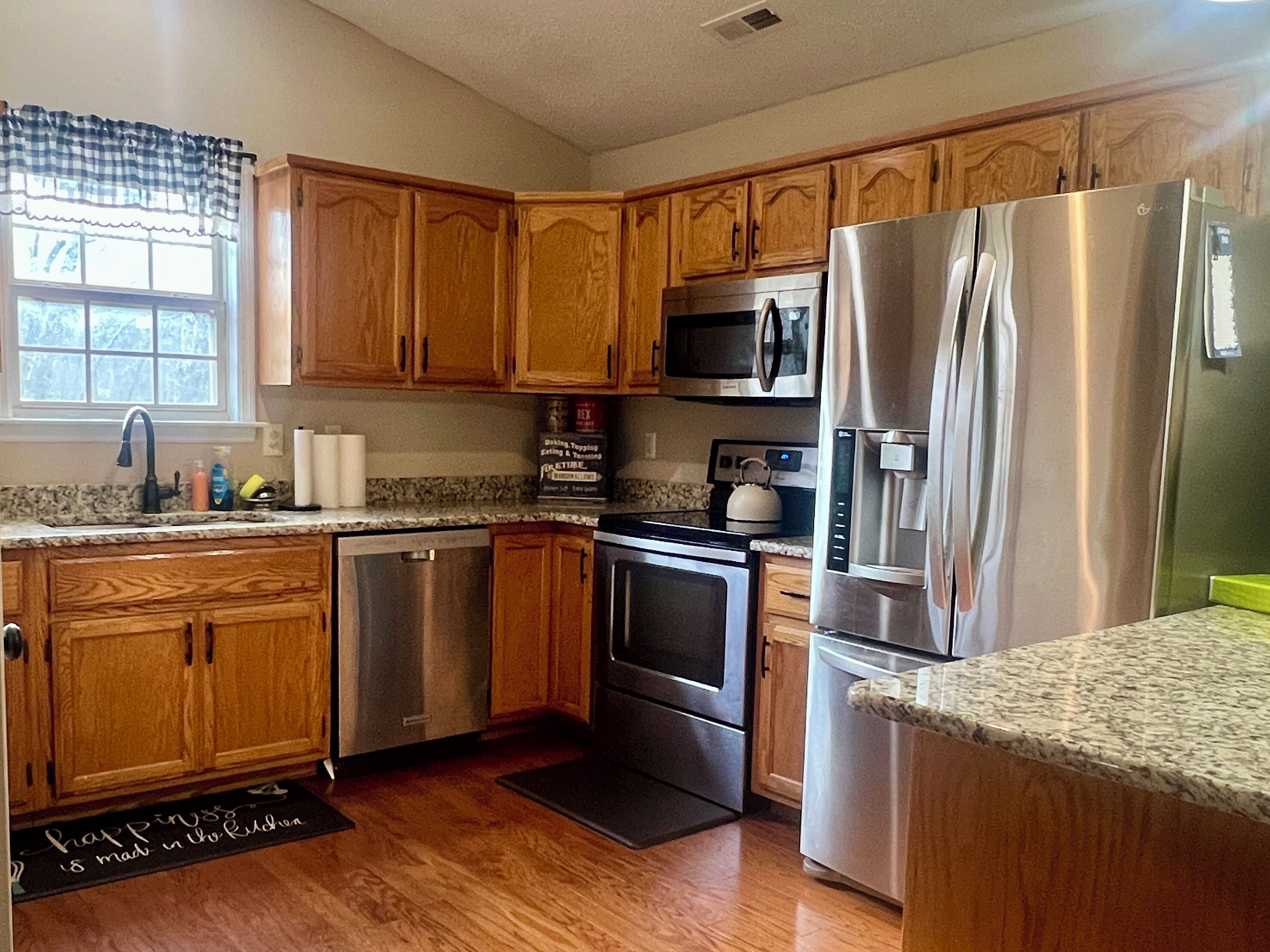 Mikrobølgeovn, ovn, kokeplater og oppvaskmaskin