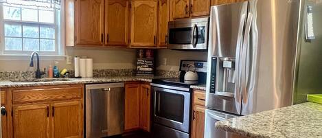 Mikrobølgeovn, ovn, kokeplater og oppvaskmaskin