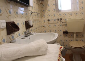 吹风机、坐浴桶、肥皂、卫生纸