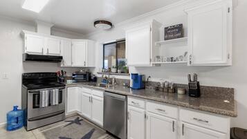 Microondas, horno, parrilla de estufa y lavavajillas