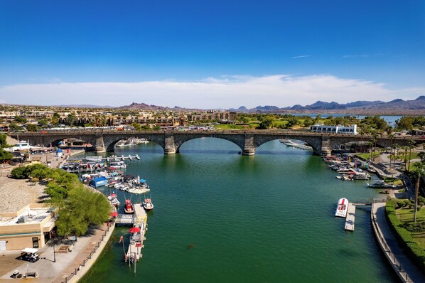 Un puente sobre un río con barcos amarrados a la orilla.