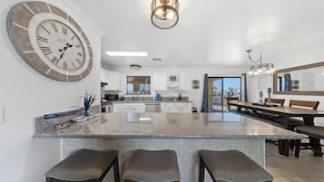 Microondas, horno, parrilla de estufa y lavavajillas