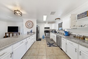 電子レンジ、オーブン、コンロ、食器洗い機