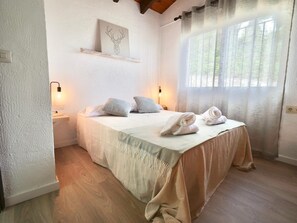 4 chambres, fer et planche à repasser, Wi-Fi, draps fournis