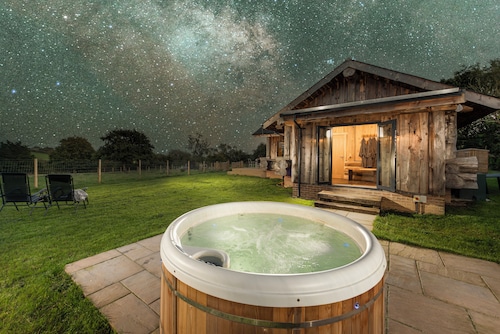 North Beer Lodge - Spacious Countryside Lodge with Hot Tub & Stunning Views