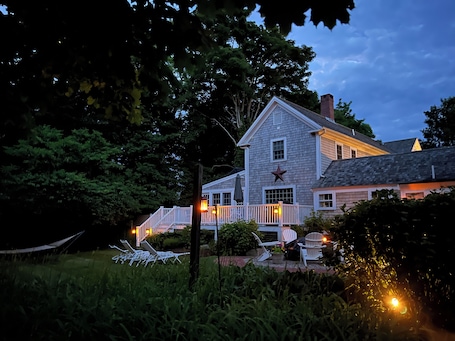 Exterior. Sea Meadow Inn