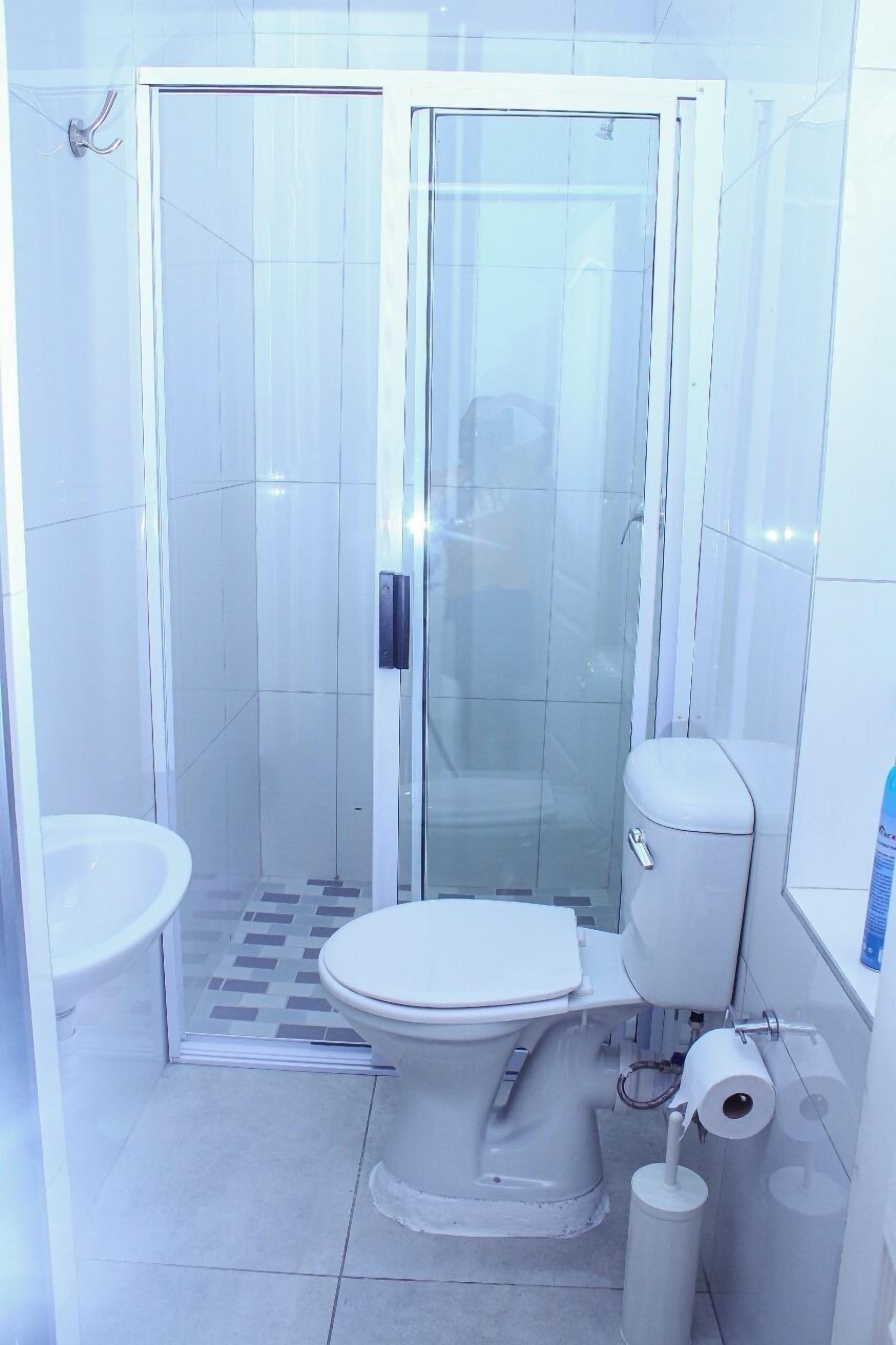 Douche, articles de toilette gratuits, sèche-cheveux, peignoirs