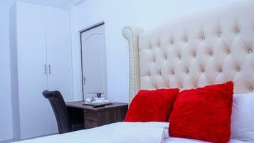 Basic Double Room | Desk, laptop workspace, soundproofing, iron/ironing board (on request)