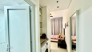 Interior - Chic Studio apartment in fabulous Dubai with WiFi, AC (Dubai)