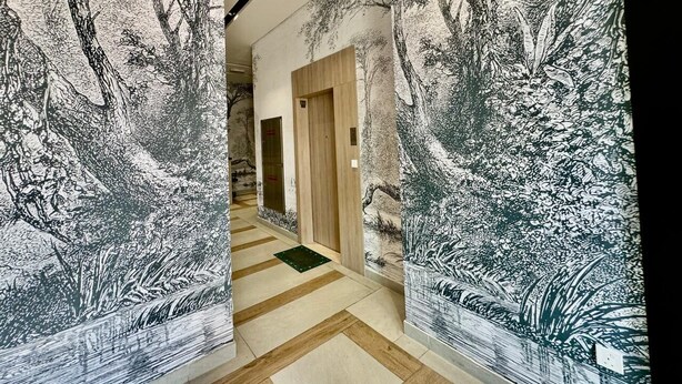 A hallway with patterned wallpaper and a wooden floor. - Chic Studio apartment in fabulous Dubai with WiFi, AC (Dubai)