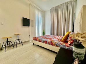 1 bedroom, WiFi, bed sheets - Chic Studio apartment in fabulous Dubai with WiFi, AC (Dubai)