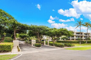Property grounds - Summer Deal Ocean View Condo 5 Min to A-Bay Beach and Resort Pool (Waikoloa Village)