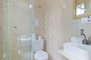 Villa | Badezimmer | Dusche, Seife, Shampoo, Toilettenpapier