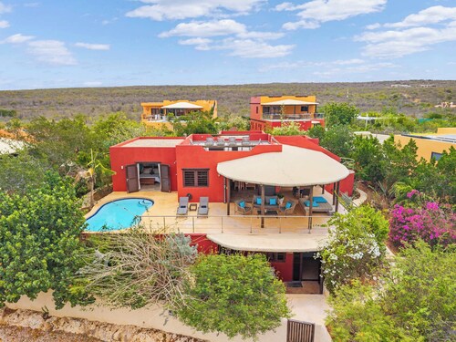 Villa Vista Blue with sea views and a tropical garden with private pool and clos