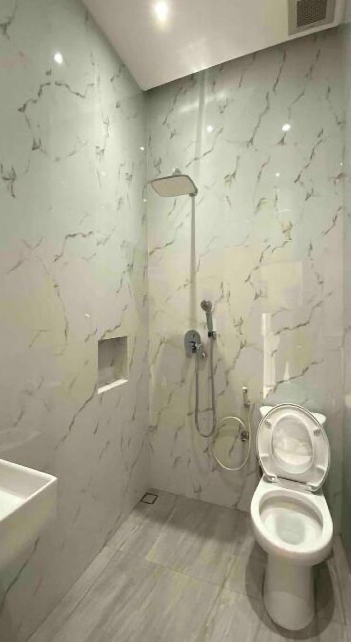 Secador de pelo, toallas, jabón, papel higiénico