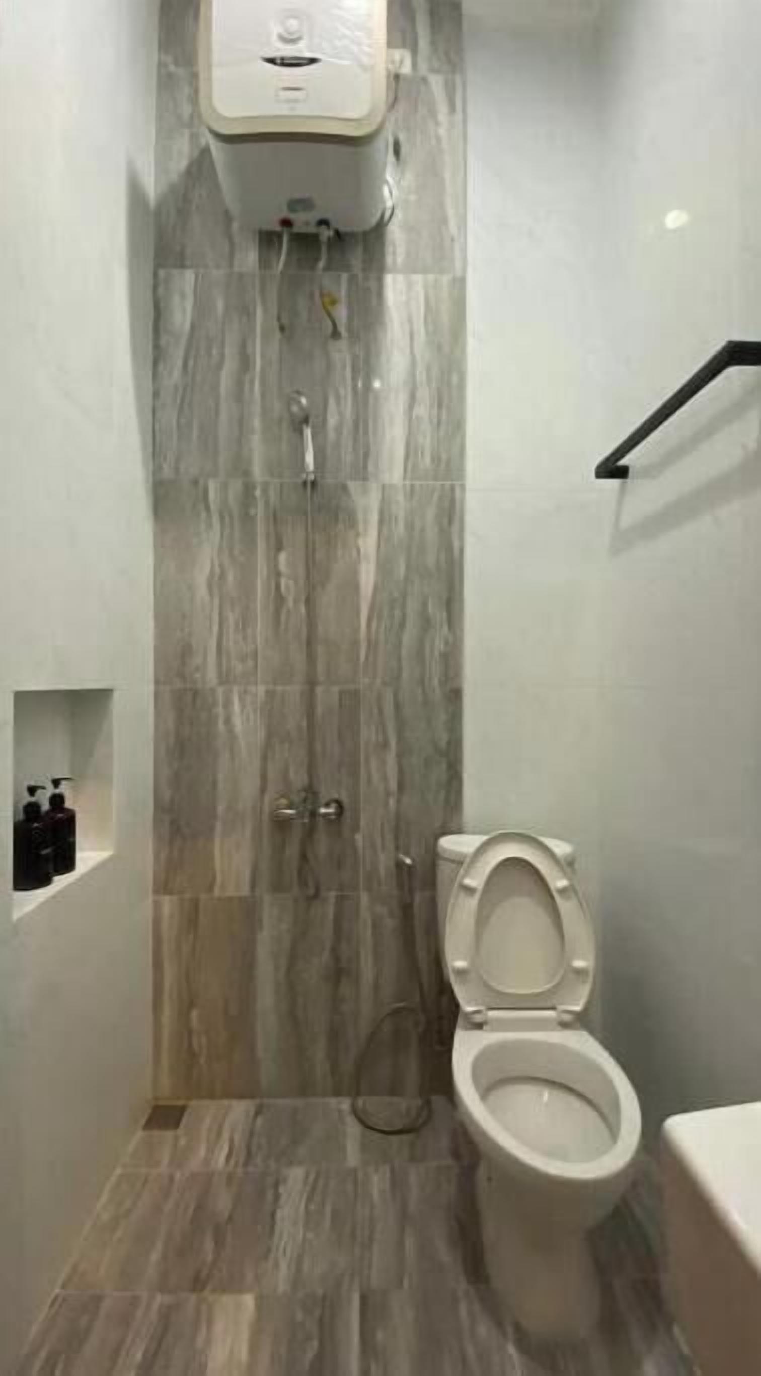 Secador de pelo, toallas, papel higiénico