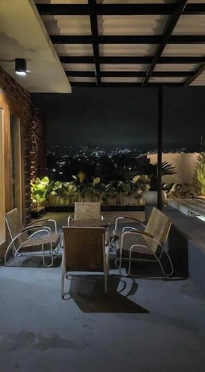 Outdoor dining - OmahKoe Homes (Batu)
