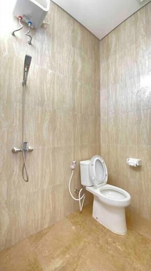 Haartrockner, Handtücher, Seife, Toilettenpapier