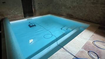 Una piscina cubierta, una piscina climatizada